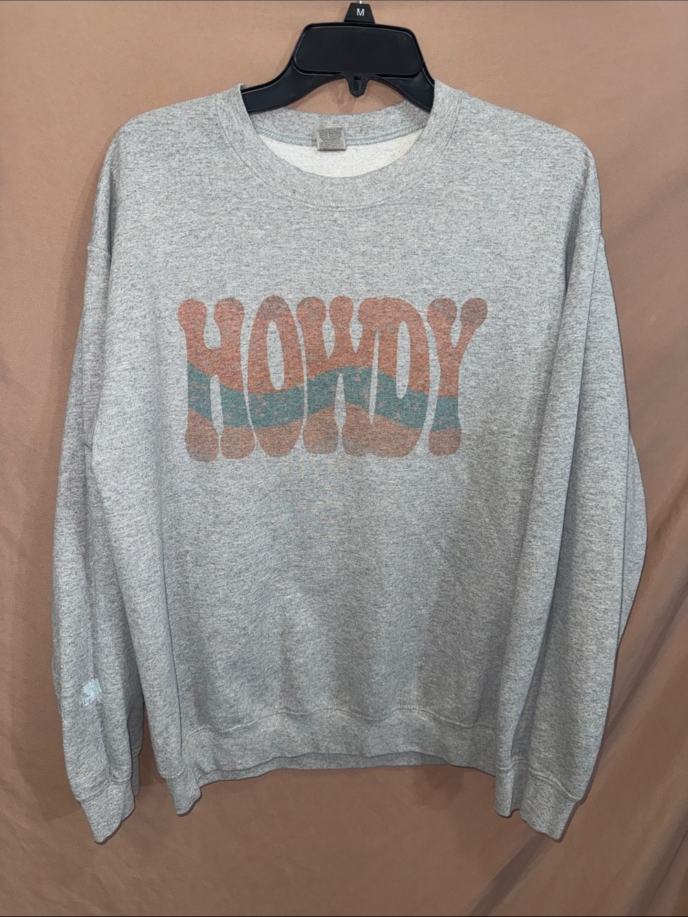 Women’s Medium Gildan Grey 'Howdy' Graphic Crewneck Sweatshirt *PLEASE SEE PICS*